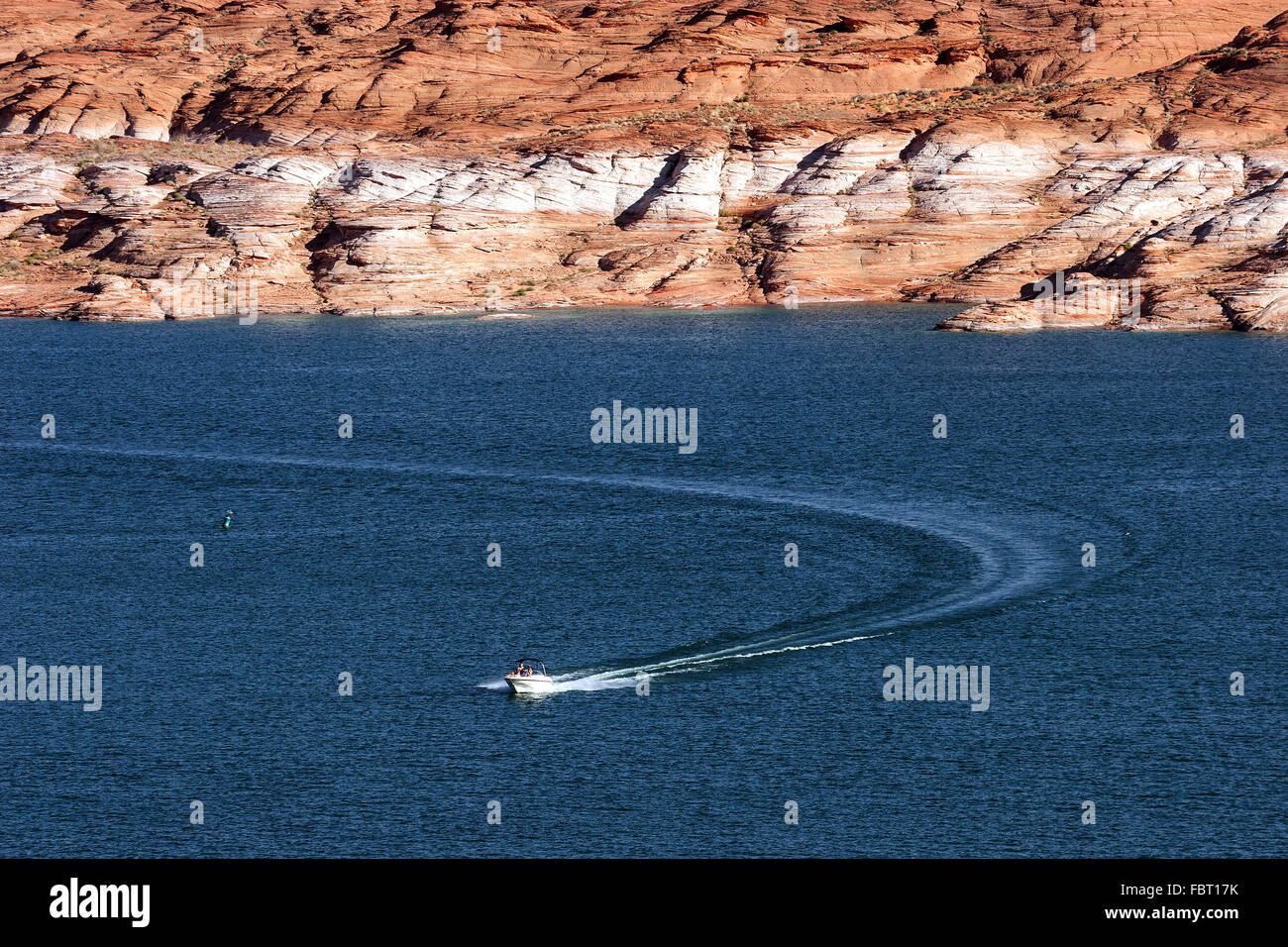 Barca sul Lago Powell, Navajo rosse scogliere di arenaria dietro, Pagina, Arizona, Stati Uniti d'America Foto Stock