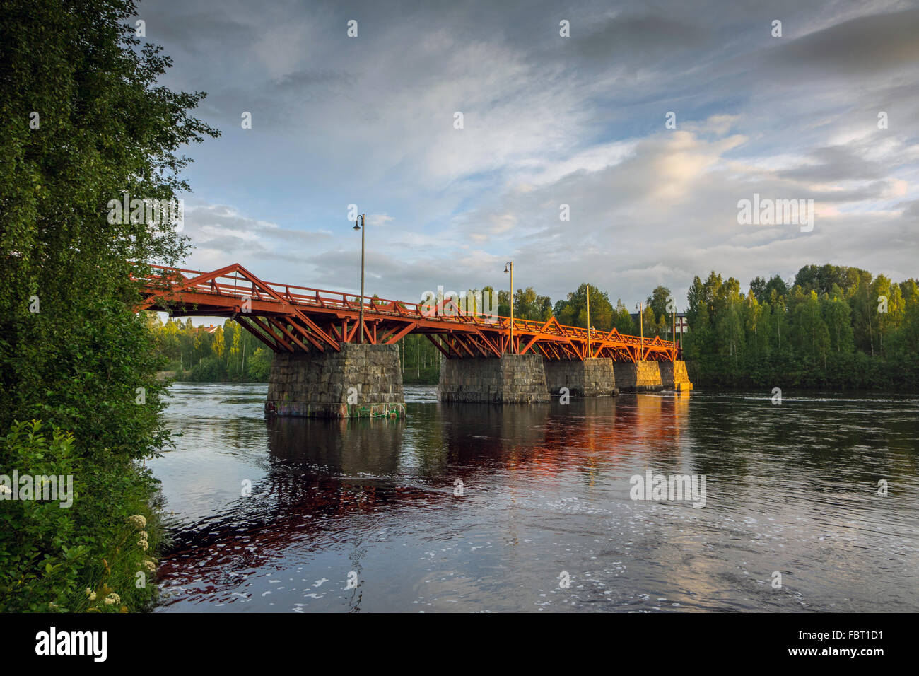 Più antico ponte di legno in Svezia, Lejonstromsbron, Skelleftea, Lapponia svedese Foto Stock