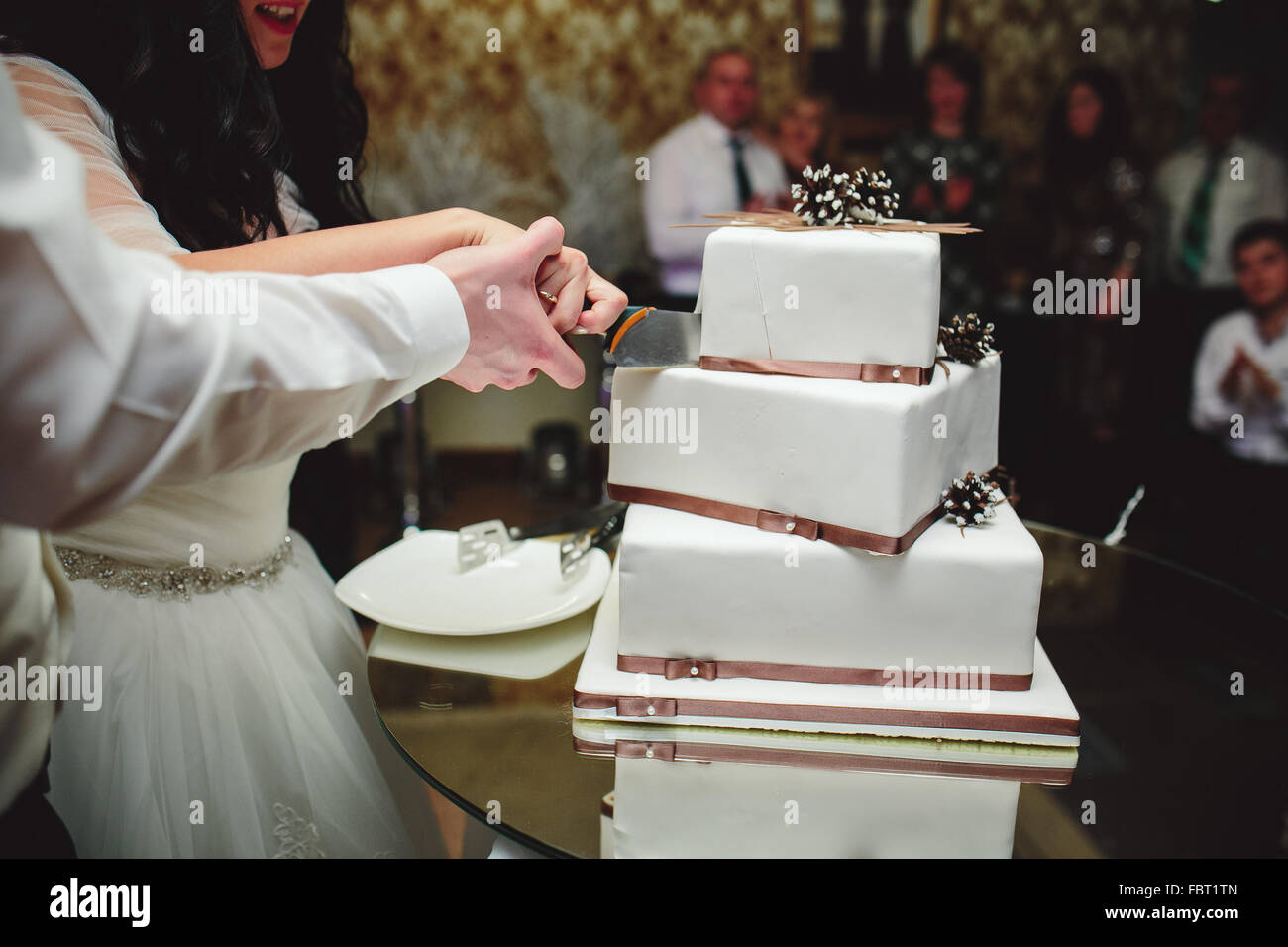 Sposa e lo sposo è la torta di taglio Foto Stock