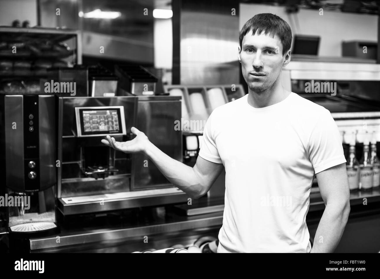 Giovane barista visualizza professional caffettiera Foto Stock