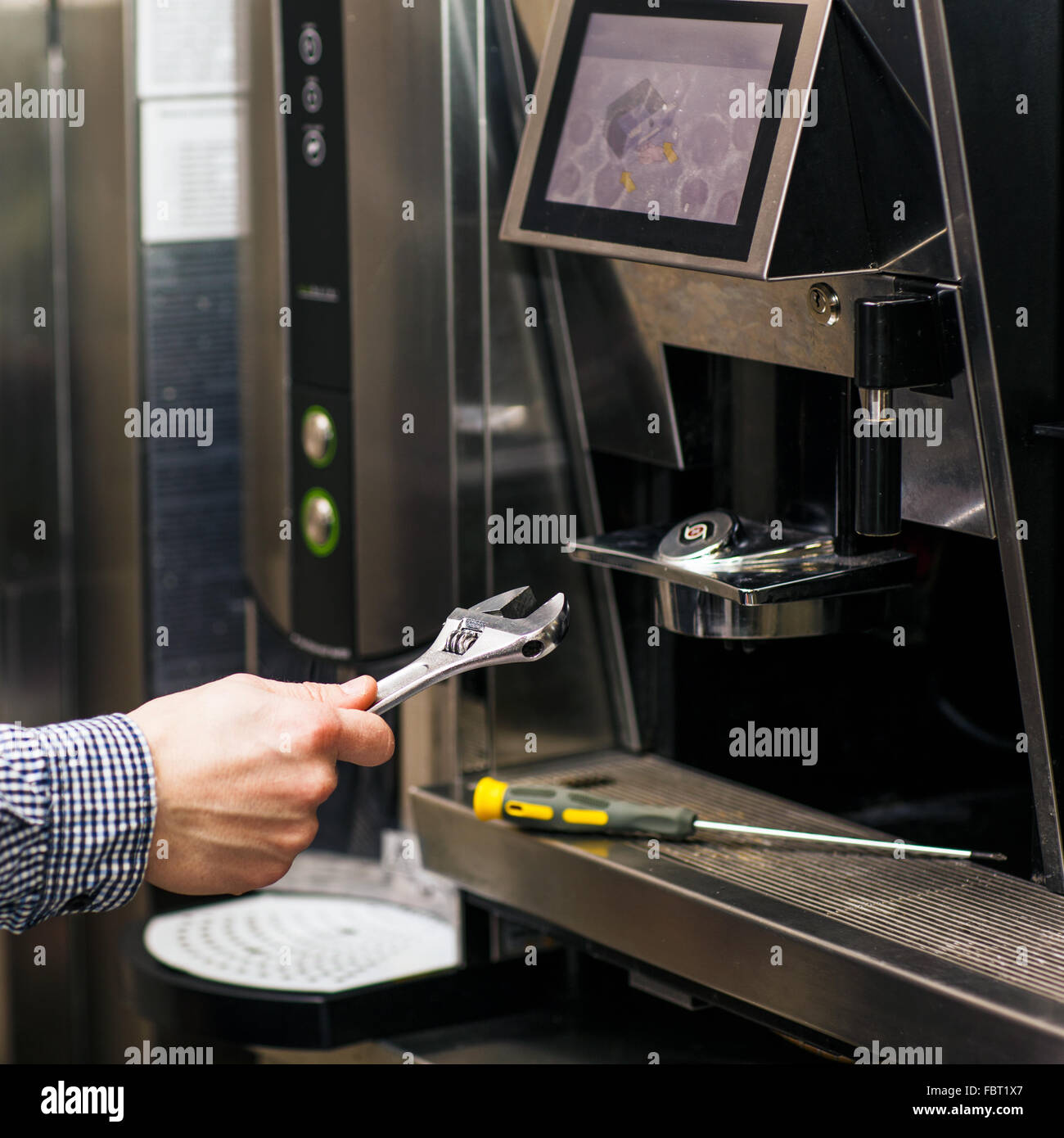 Uomo di andare a prerare caffettiera Foto Stock