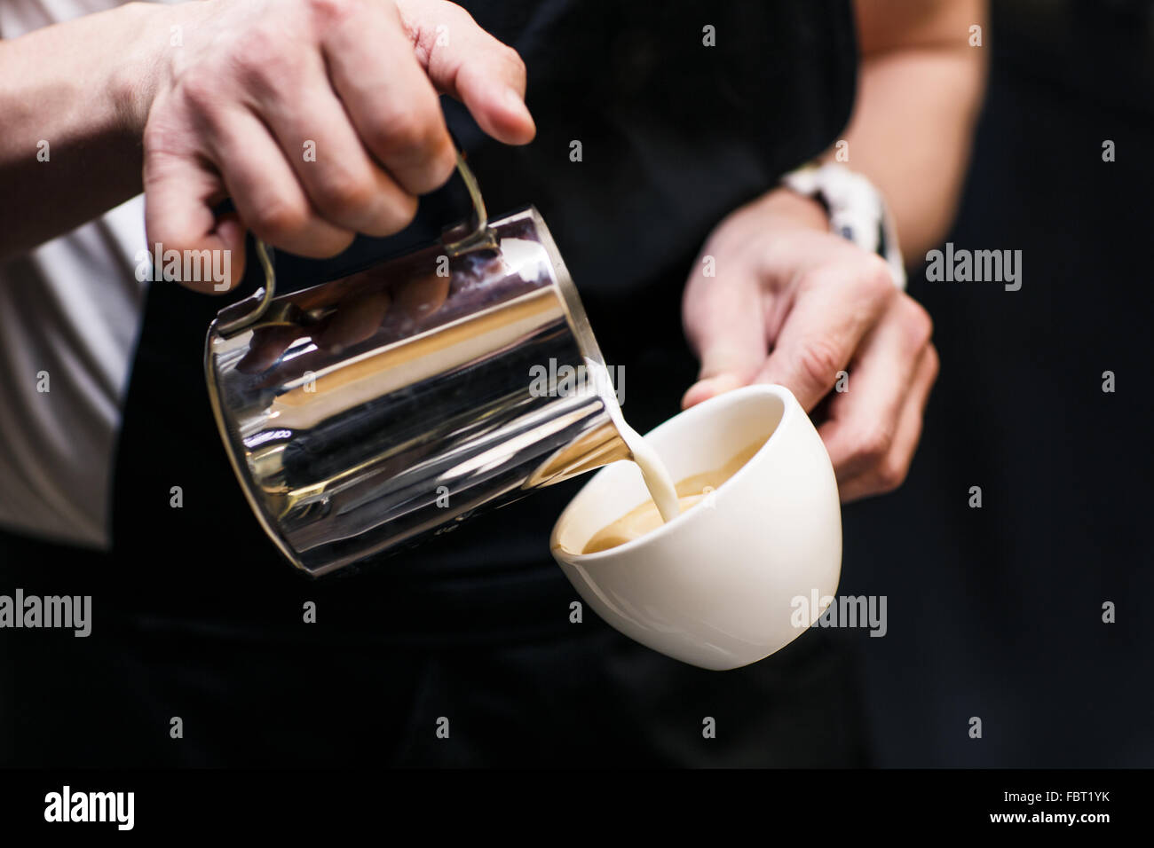 Barista il caffè latte di colata Foto Stock