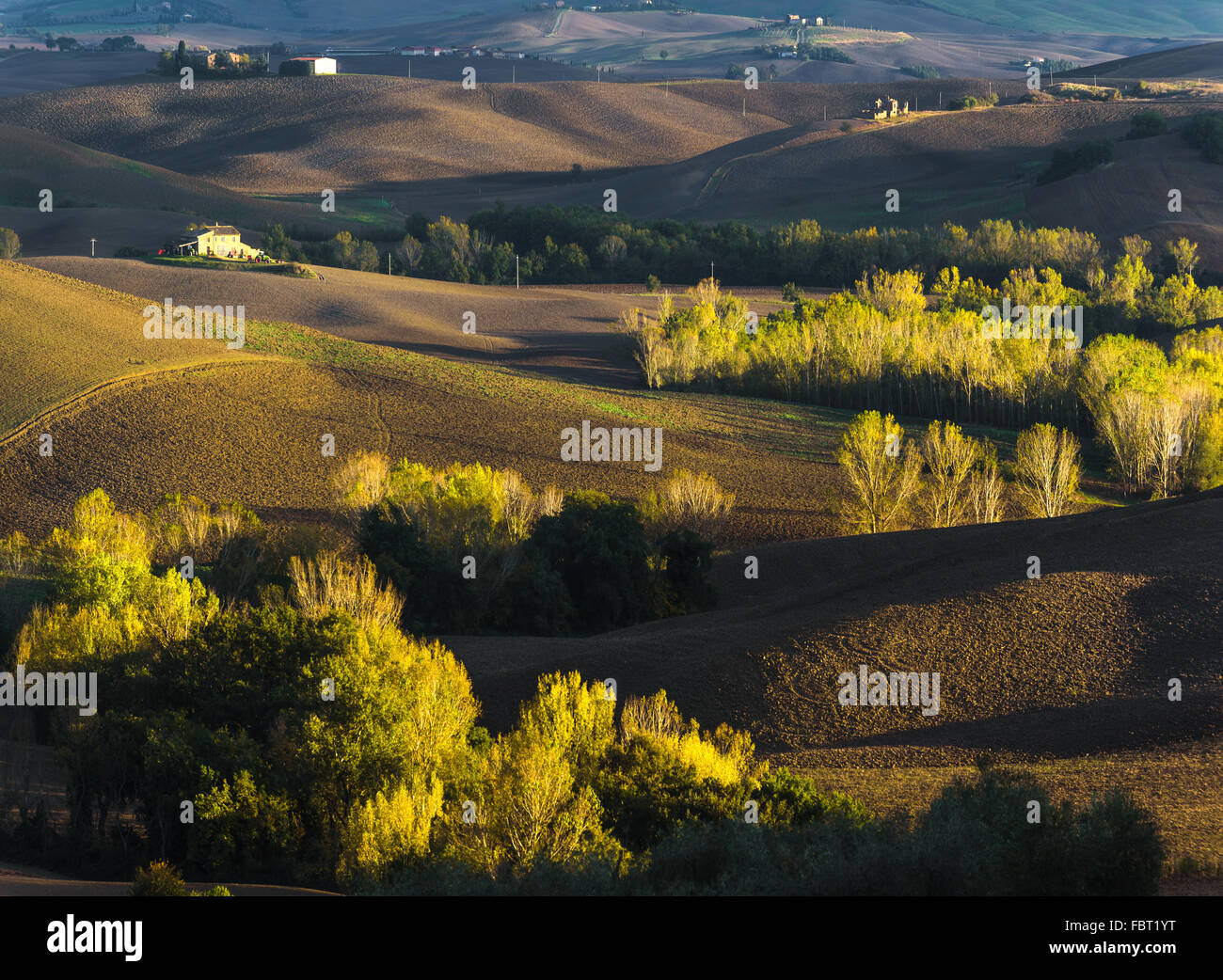 Bellissimo paesaggio di primavera con una casa colonica tra i campi in Toscana, Italia Foto Stock