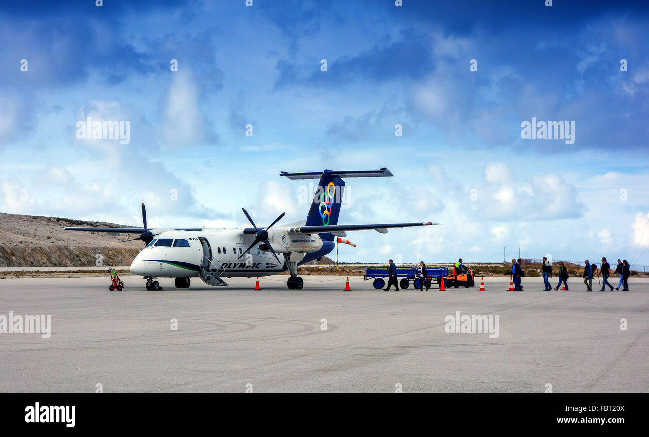 La gente in coda alla scheda Bombardier aeromobili leggeri sull' isola Greca di Kalymnos, Aegean Airlines Foto Stock