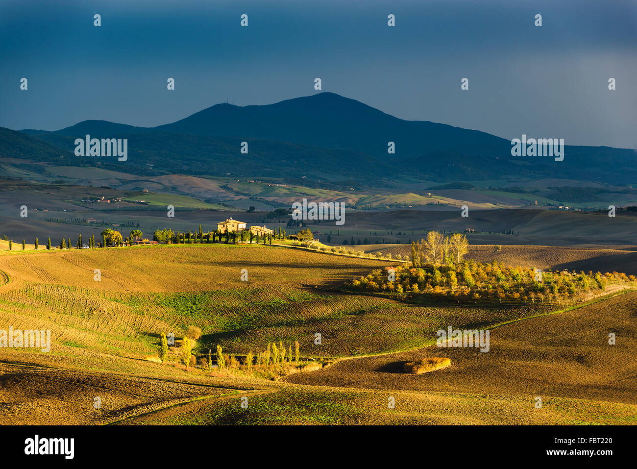 Bellissimo paesaggio di primavera con una casa colonica tra i campi in Toscana, Italia Foto Stock