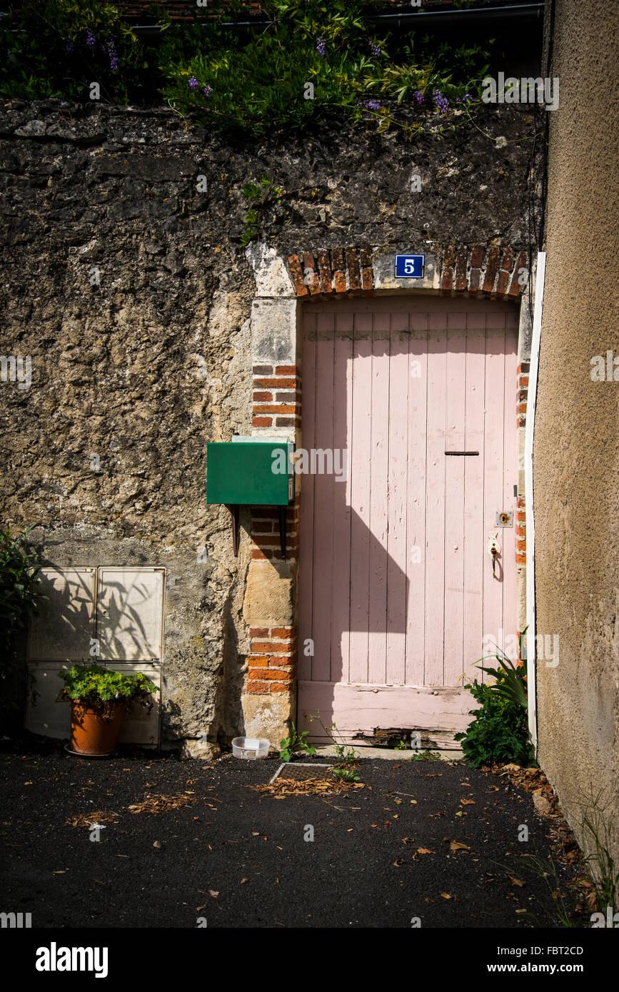 Porta rosa Montmorillon, Francia Foto Stock