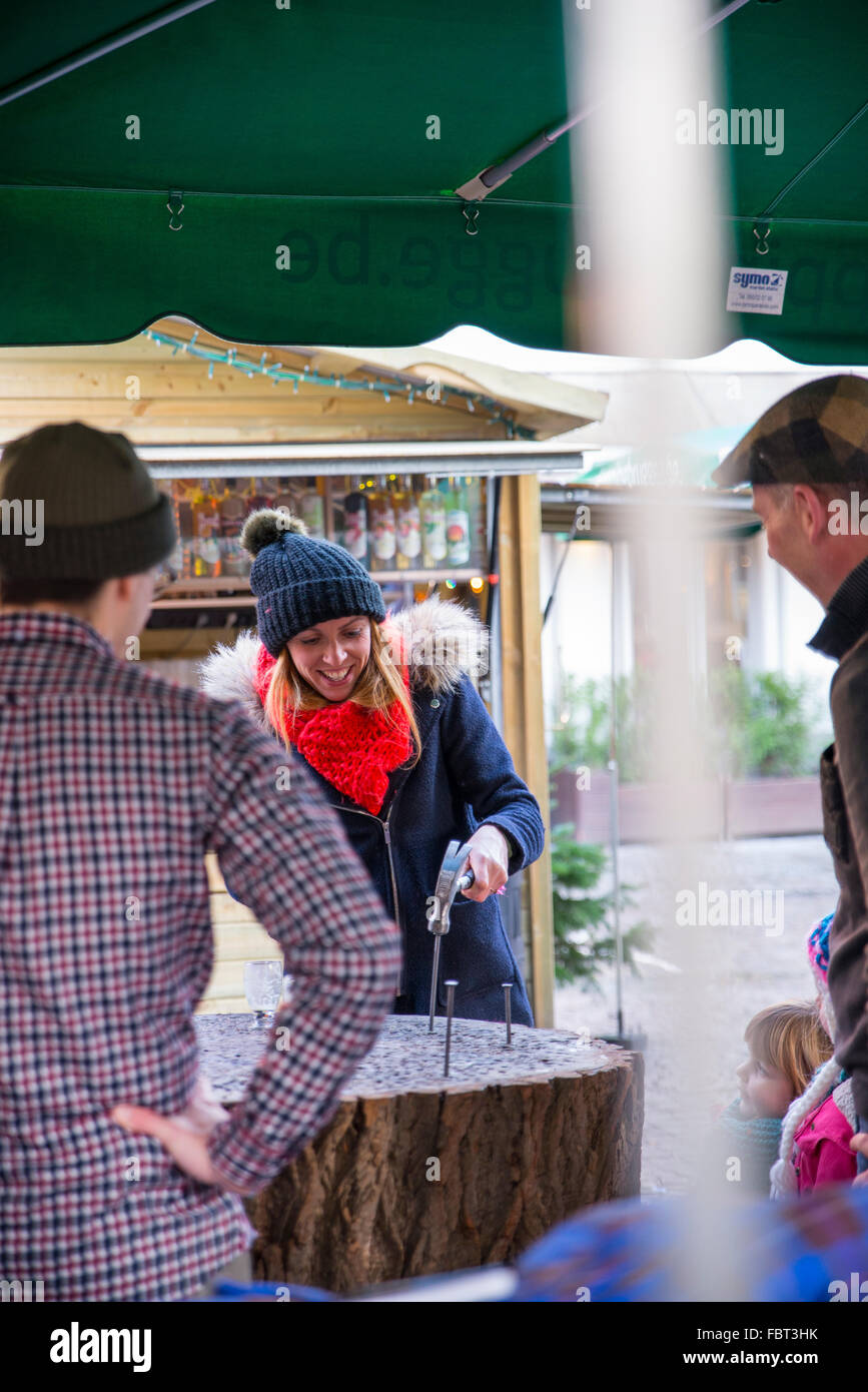 Moncone gioco potabile nel mercatino di Natale di Bruges Foto Stock