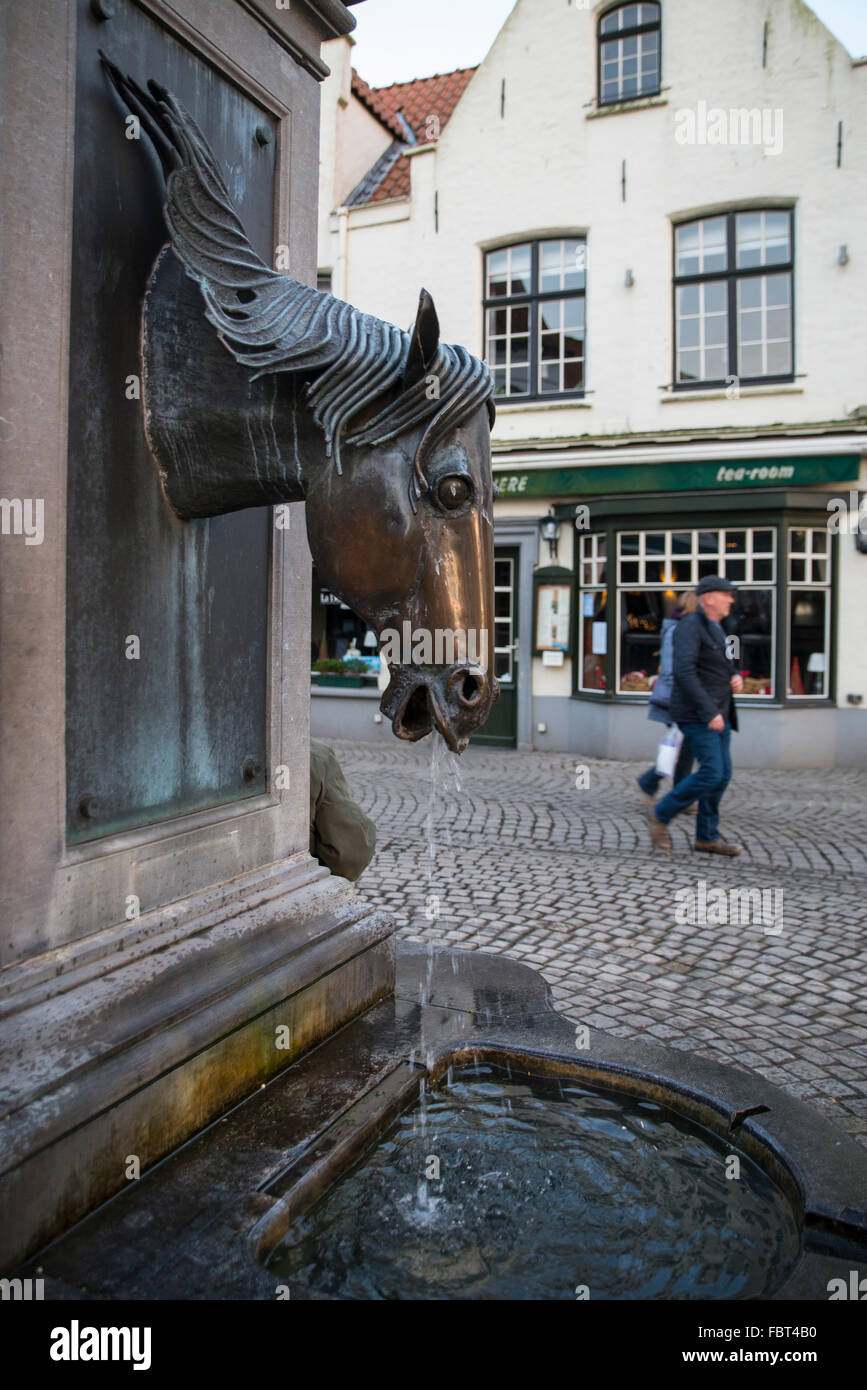 Testa di cavallo fontana, Bruges Foto Stock