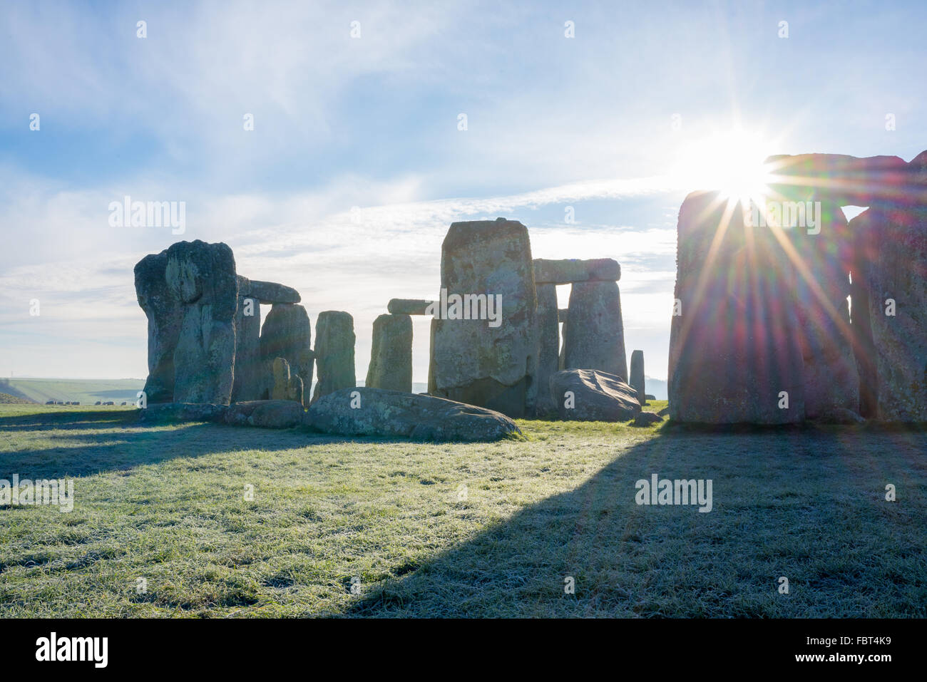 Mattina invernale luminosa e gelida a Stonehenge, sito patrimonio dell'umanità della pianura di Salisbury, Wiltshire, Inghilterra, Regno Unito Foto Stock