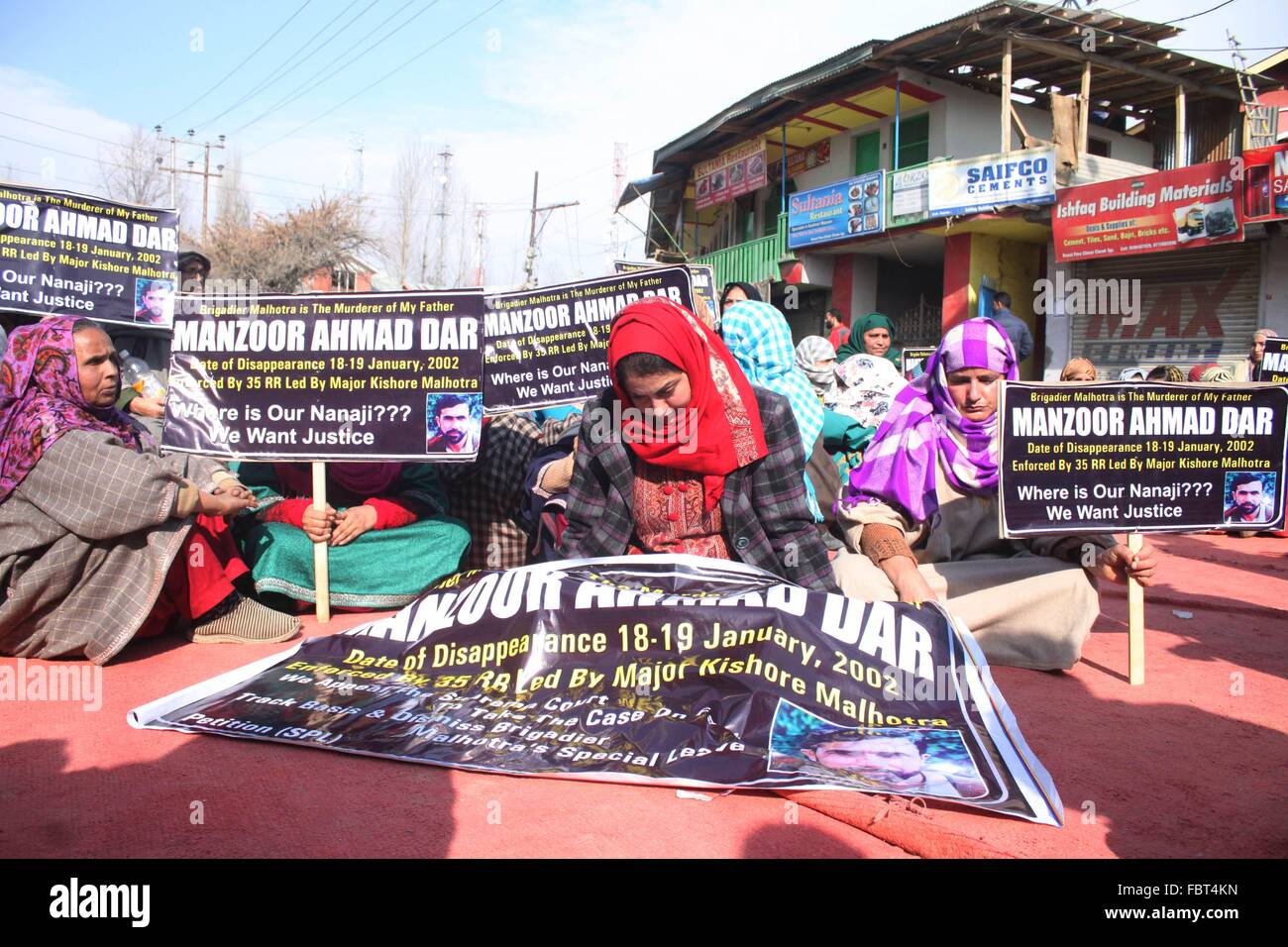 Srinagar, Kashmir indiano. Xix gen, 2016. Manzoor Bilquees figlia di Manzoor Ahmad Dar, insieme con le donne del suo località fasi un sit-in di protesta durante il funerale preghiere in contumacia per suo padre 14 anni dopo la sua sparizione forzata nella periferia di Srinagar Credito: Basit zargar/Alamy Live News Foto Stock