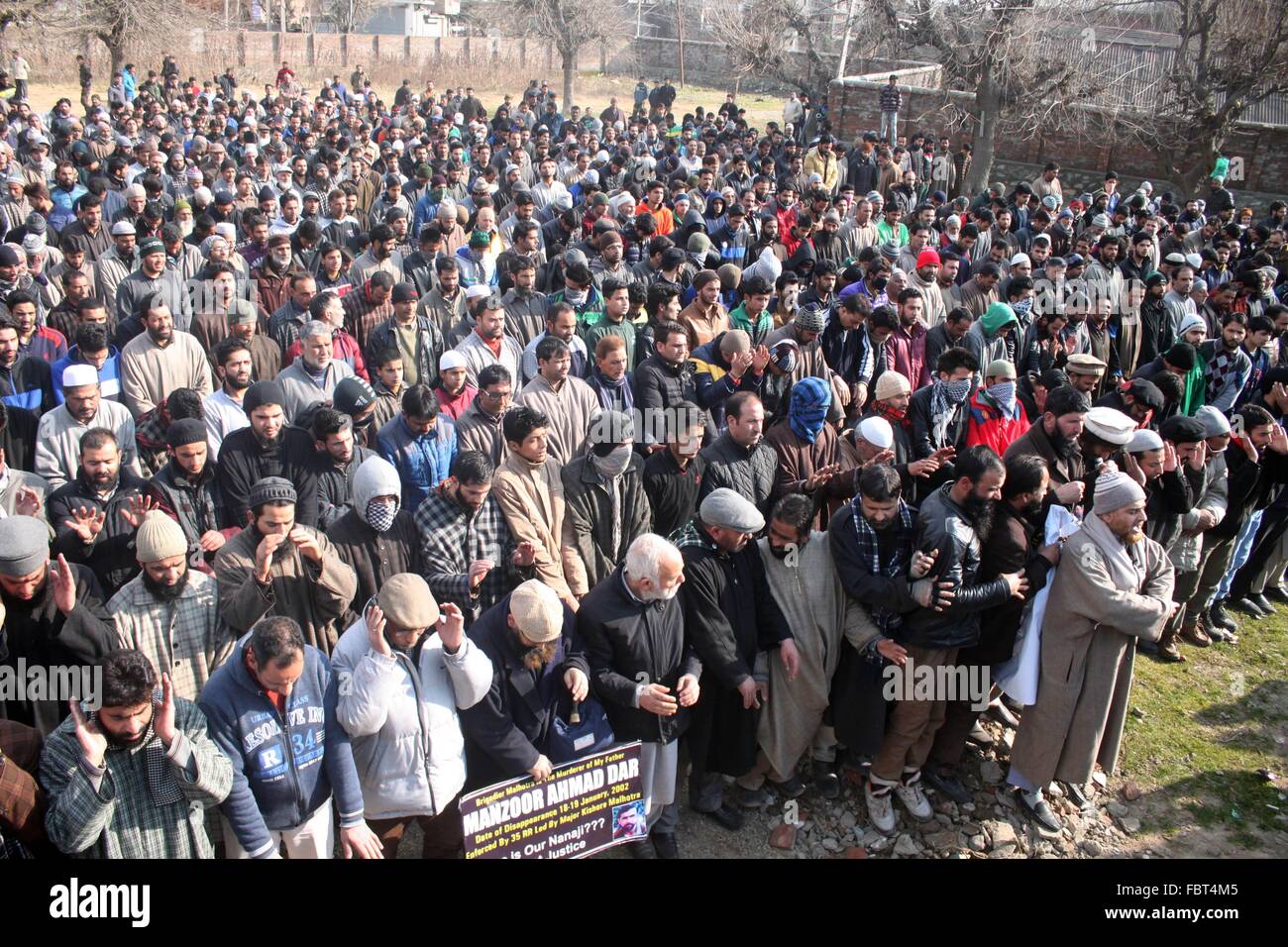 Srinagar, Kashmir indiano. Xix gen, 2016. Kashmir uomini musulmani offrire preghiere funebri in contumacia di Manzoor Ahmad Dar, 14 anni dopo la sua sparizione forzata nella periferia di Srinagar, la capitale estiva del Kashmir indiano, 19 gennaio 2016 Credit: Basit zargar/Alamy Live News Foto Stock