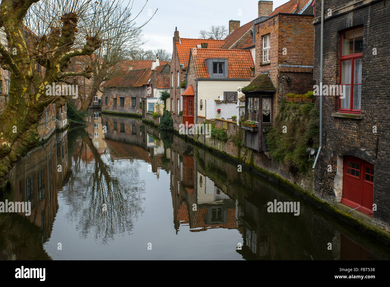 Canal vista dal ponte di Mariastraat, Bruges Foto Stock