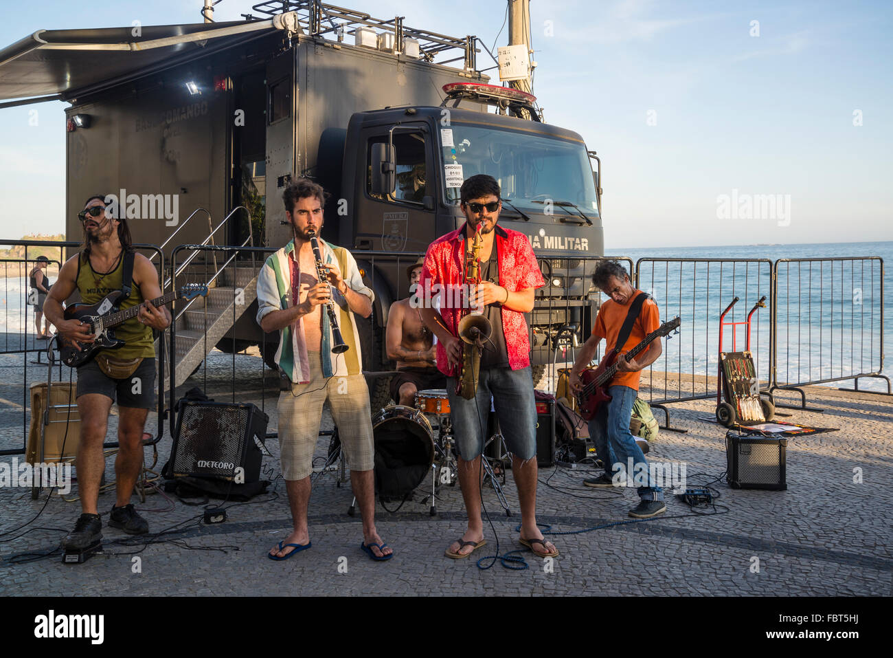 Spettacoli di strada, sul lungomare di Ipanema, Rio de Janeiro, Brasile Foto Stock