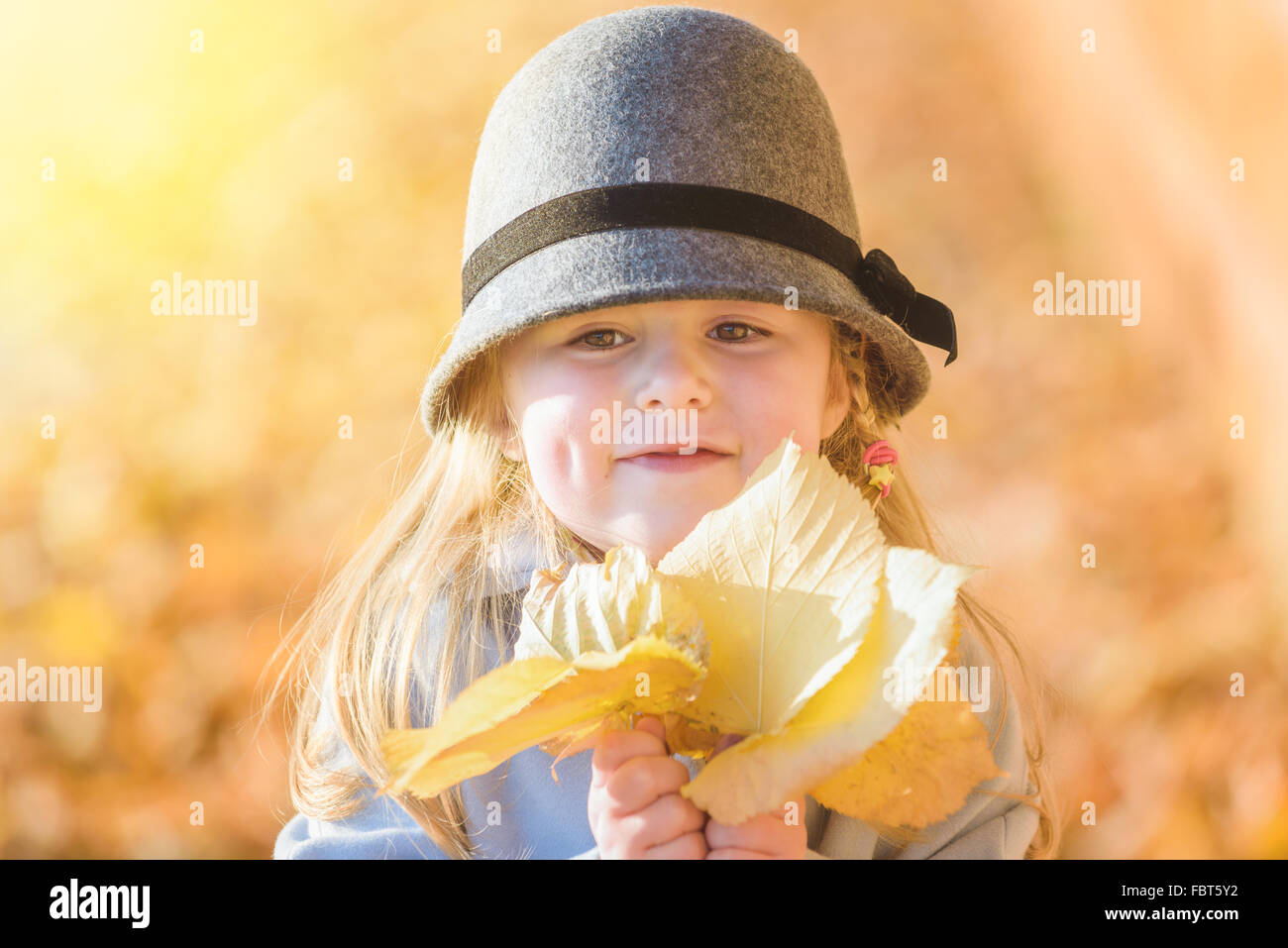 Bellissimo colorato e divertente di una giovane ragazza in autunno giornata di sole Foto Stock