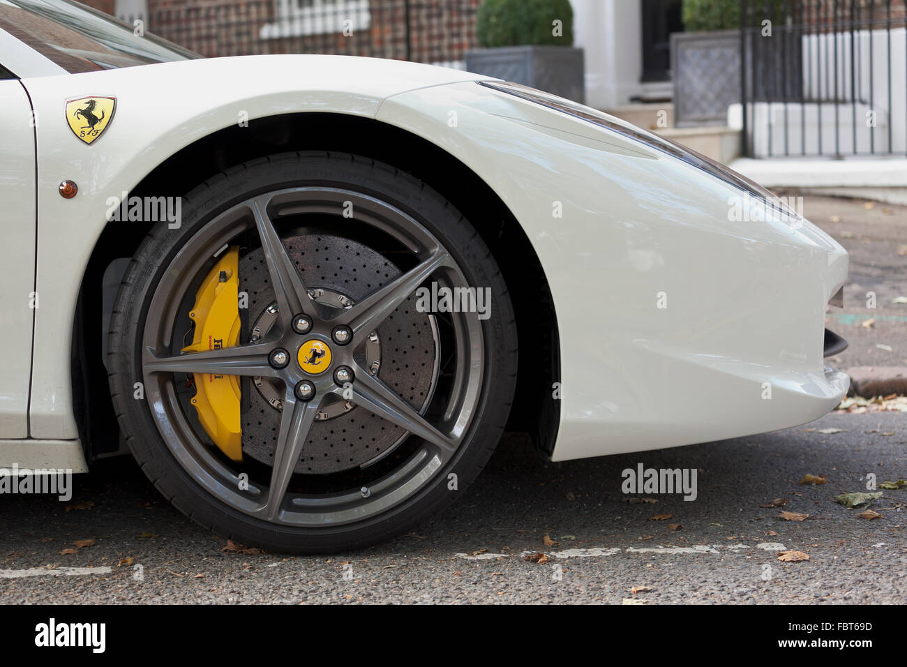 Estremità anteriore di un bianco Ferrari 458 spider Foto Stock