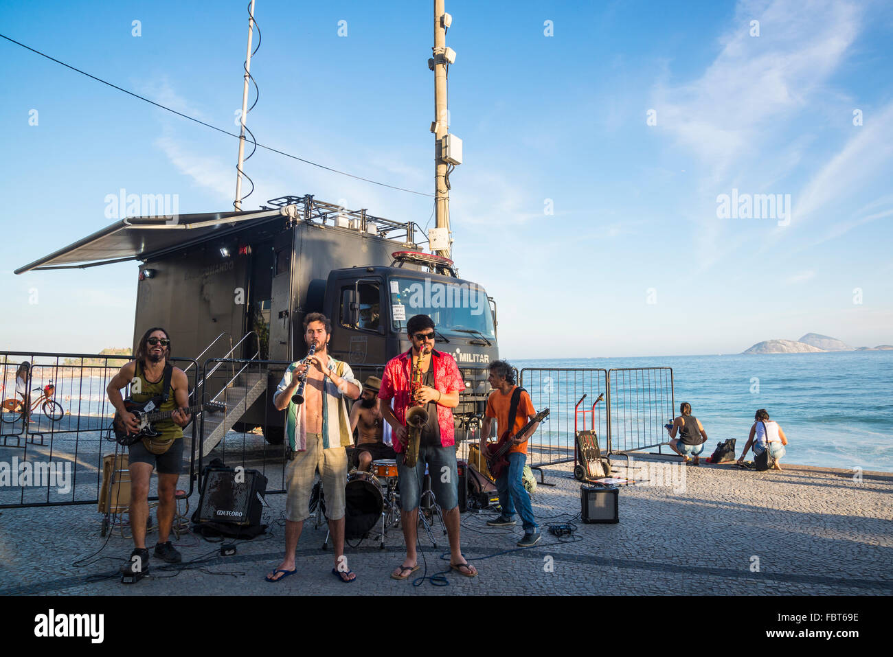 Spettacoli di strada, sul lungomare di Ipanema, Rio de Janeiro, Brasile Foto Stock