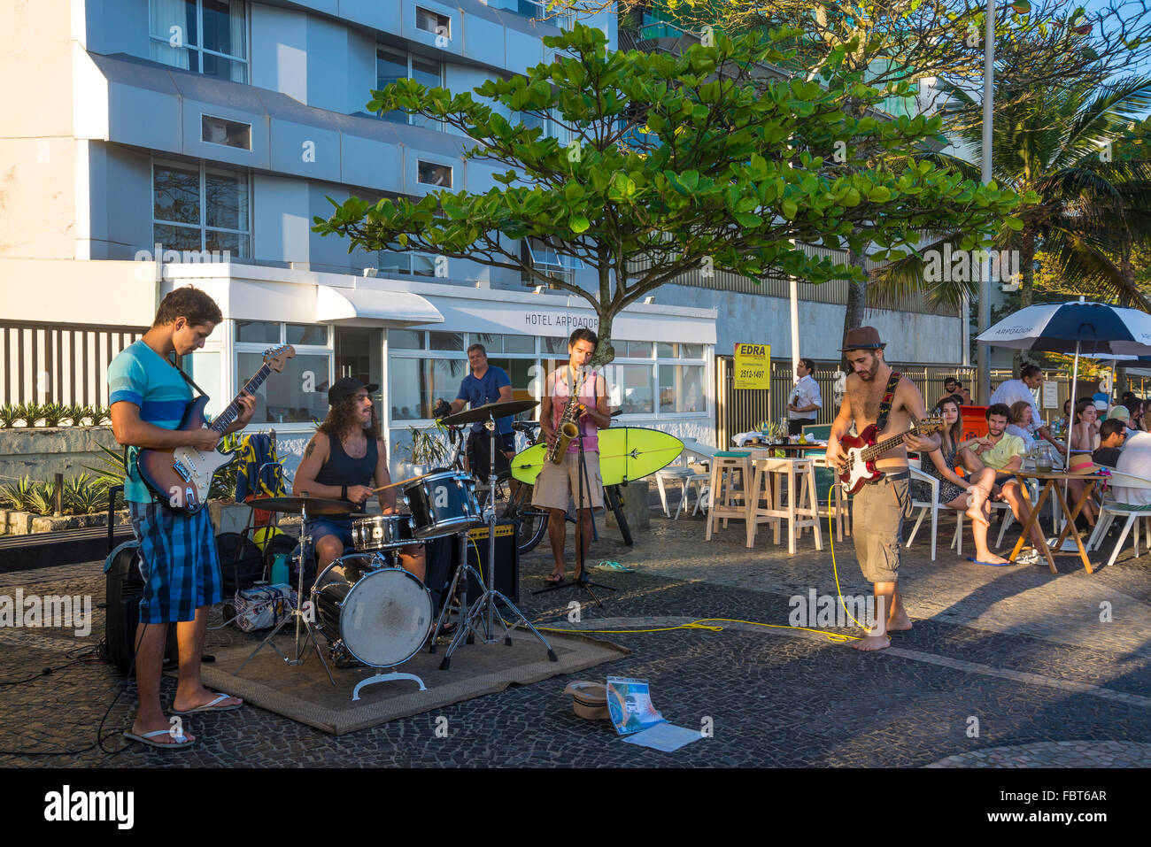 Spettacoli di strada, sul lungomare di Ipanema, Rio de Janeiro, Brasile Foto Stock
