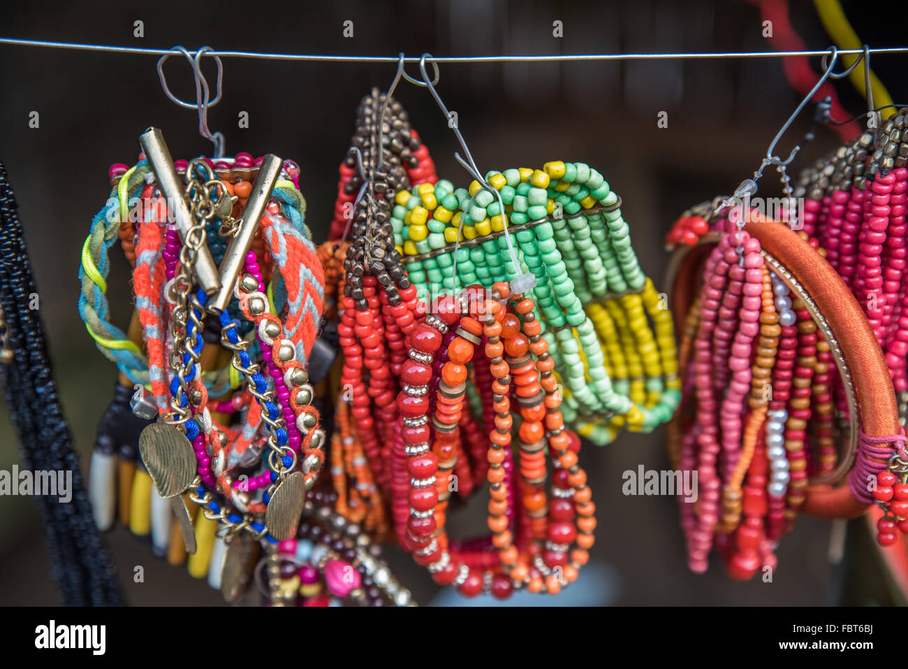 Fatte a mano in perline bracciali per la vendita nel mercato al Naga Heritage Village. Il Nagaland, India. Foto Stock