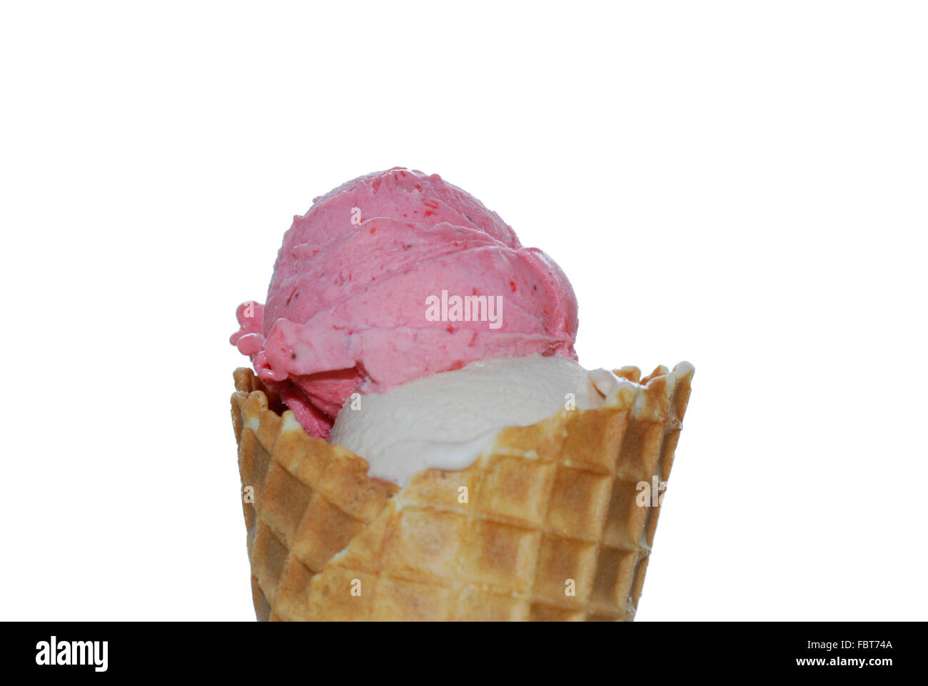 Gelato alla fragola in un cono Foto Stock