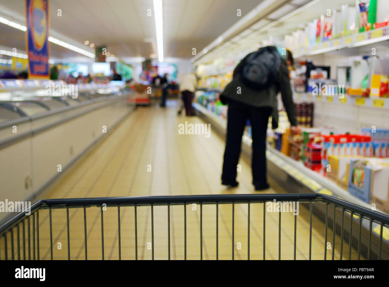 La gente nel supermercato Foto Stock