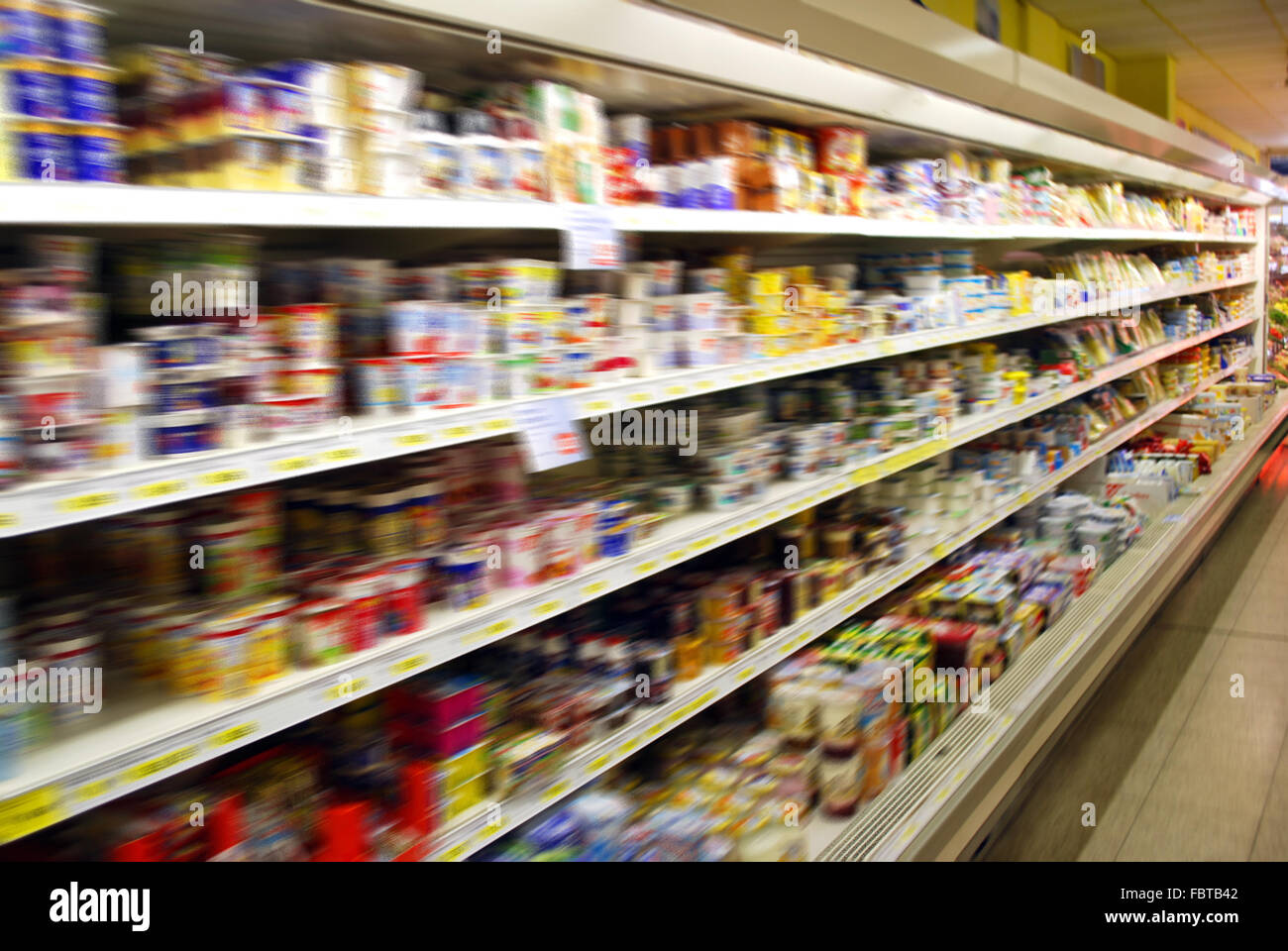 Supermercato sfocata ripiani di raffreddamento Foto Stock
