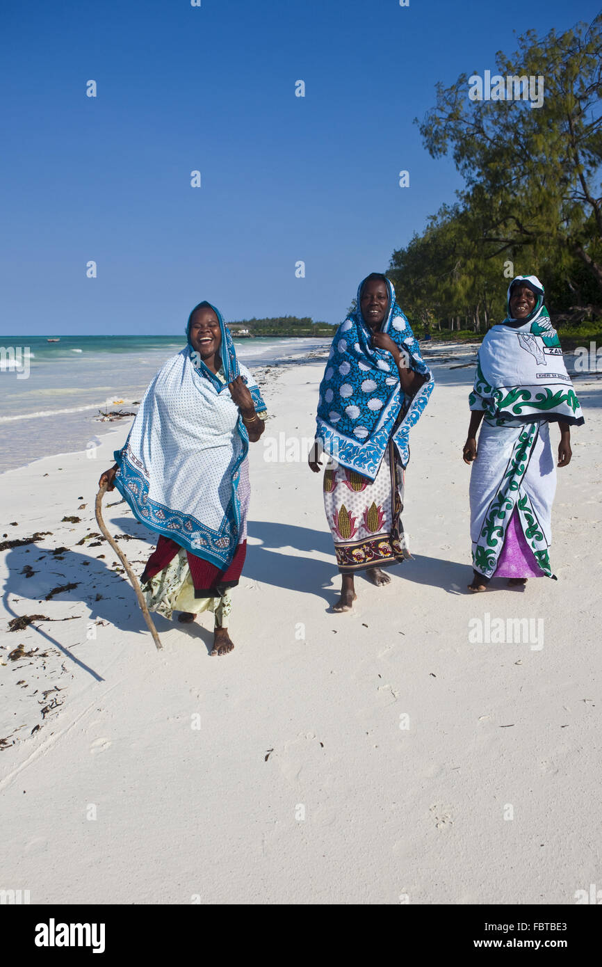 Le donne musulmane sulla spiaggia a Zanzibar Foto Stock