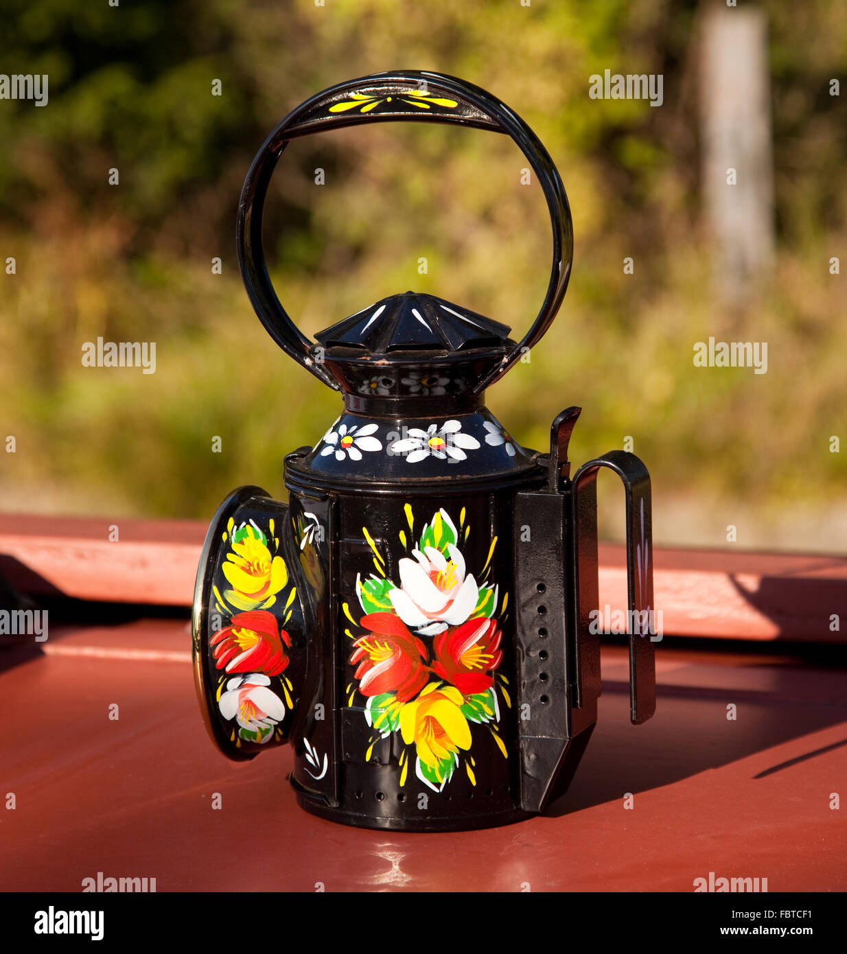 Canal vita in Inghilterra con decorata tradizionalmente gli strumenti sul display Foto Stock