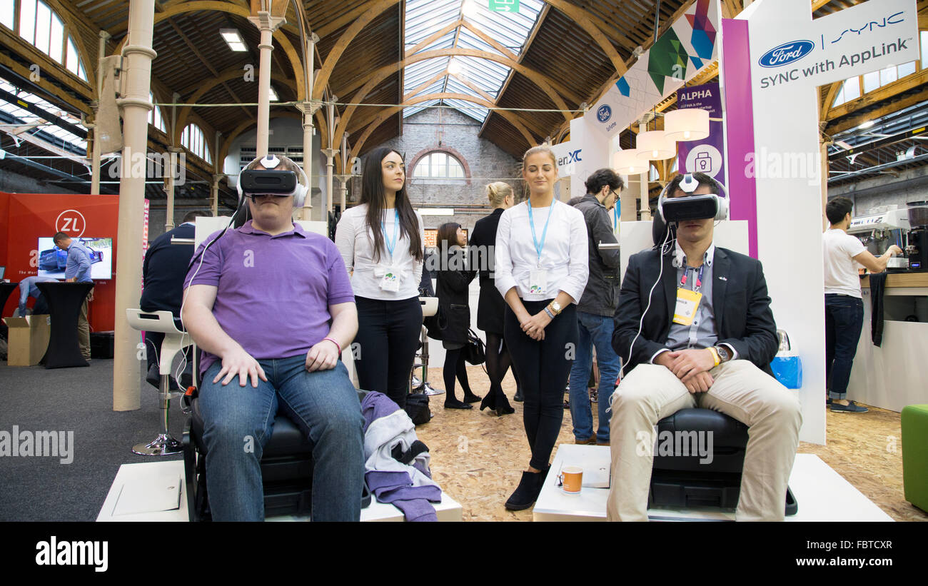 Due uomini cercando la realtà virtuale delle cuffie è una tecnologia di conferenza. Foto Stock