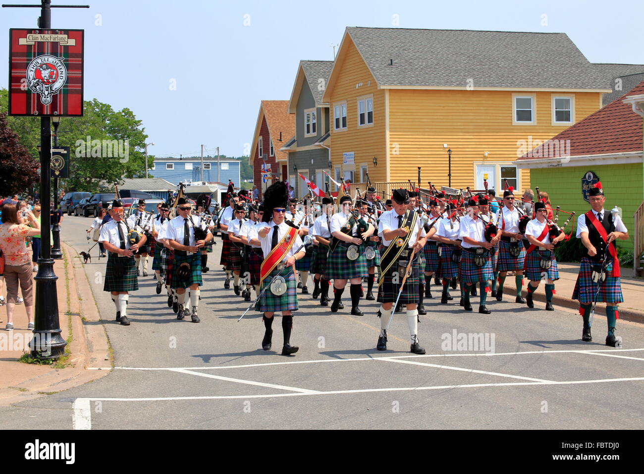 A Scottish pipe band marching in Pictou, Nova Scotia, Canada Foto Stock