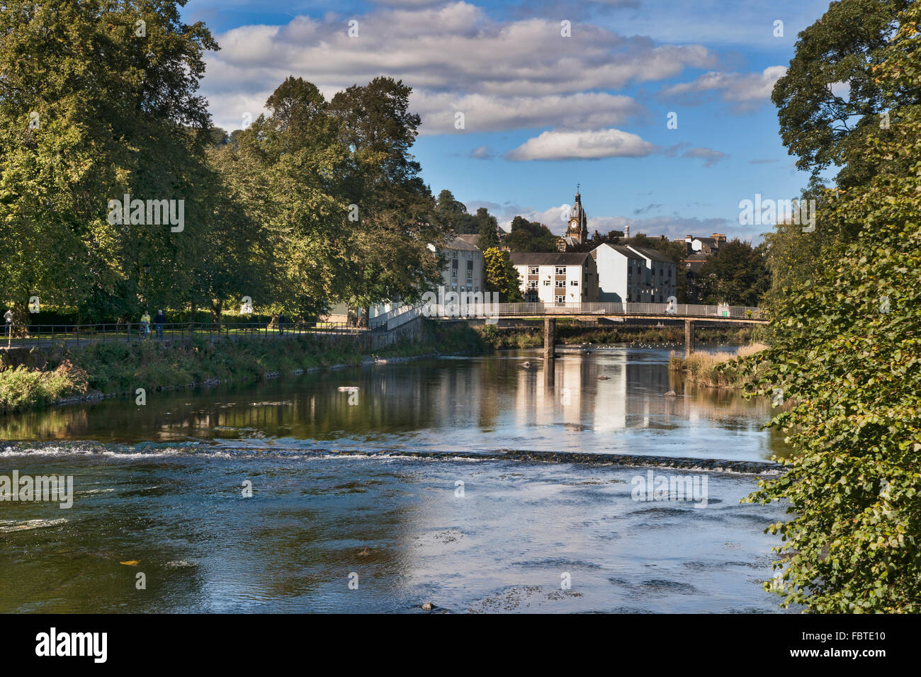 Passeggiando lungo il fiume in Kent, Kendal Cumbria, Inghilterra del Nord Regno Unito Foto Stock