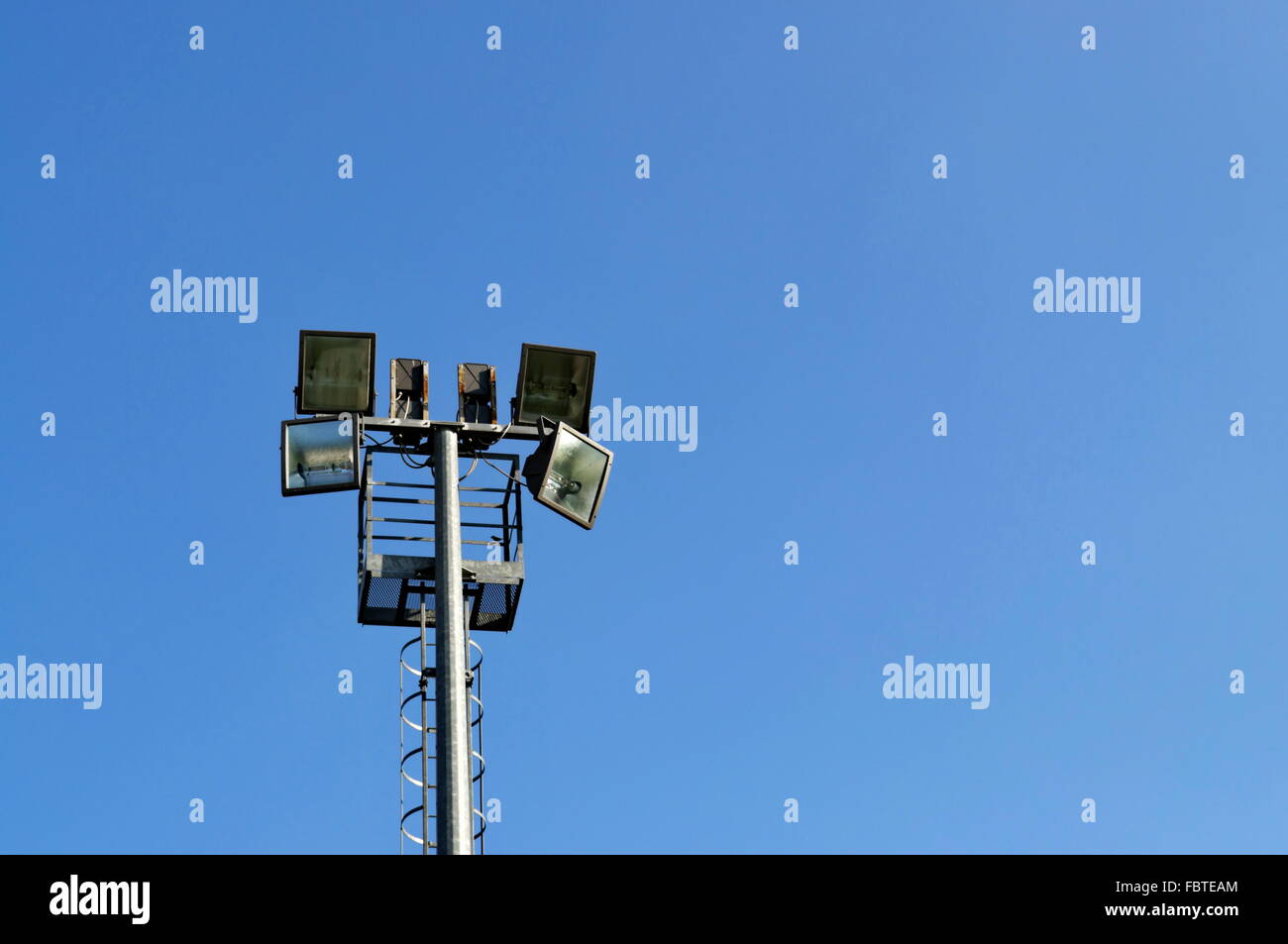 Stadium il riflettore su un cielo blu sullo sfondo Foto Stock