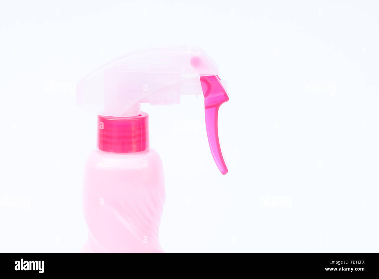 Plastica rosa nebbia la bottiglia spray isolati su sfondo bianco, stock photo Foto Stock