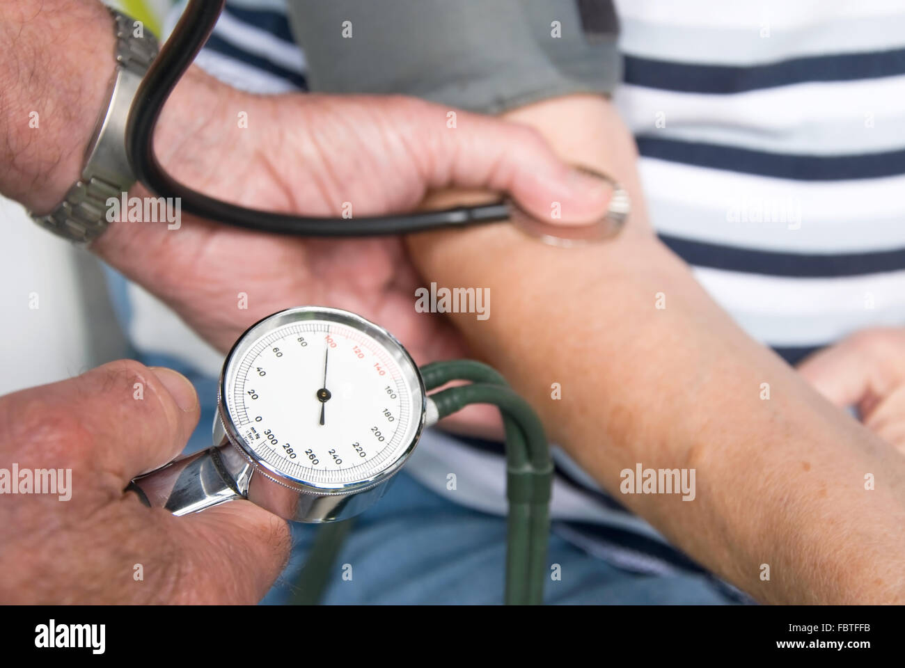 Medico e paziente senior Foto Stock