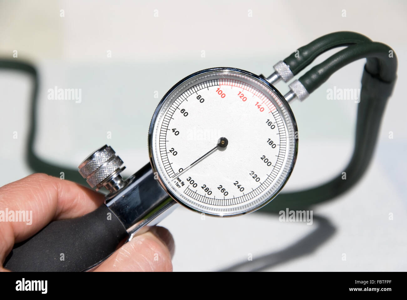 Medico della pressione del sangue Foto Stock