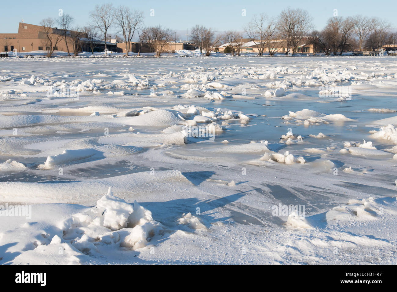 Pezzi di ghiaccio e neve congelati insieme nel fiume Fox. Foto Stock