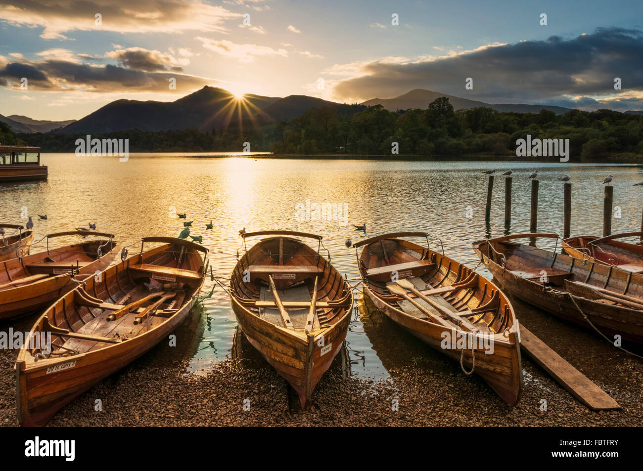 In legno barche a remi con Cielo di tramonto Keswick Pontili Derwent Water Keswick Lake District Cumbria Inghilterra UK GB Europa Foto Stock