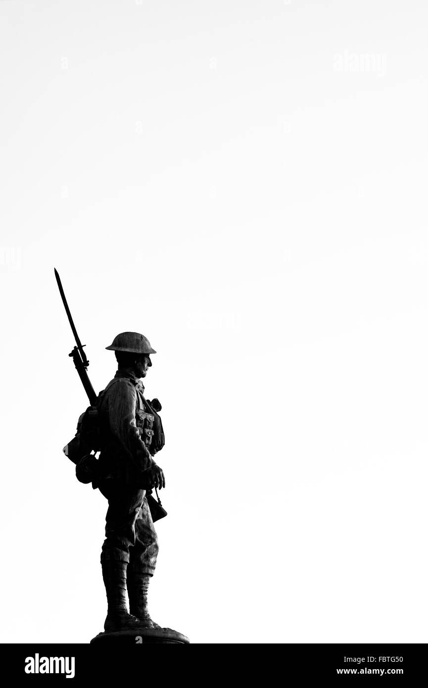 Statua di soldato silhouette. Guerra Mondiale 1 e 2 Memorial. Evesham, Worcestershire, Inghilterra. In bianco e nero Foto Stock