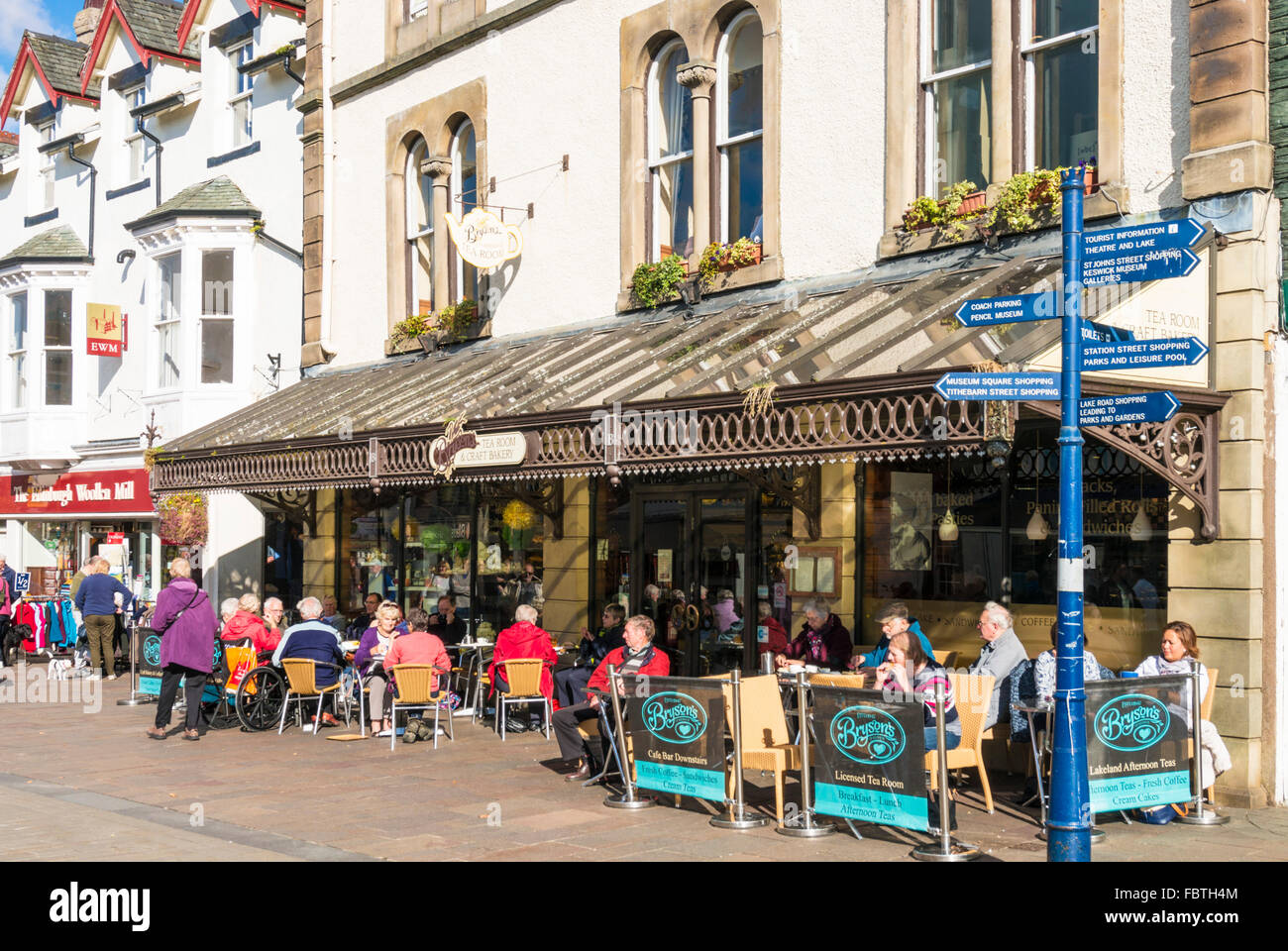 Brysons di Keswick panificio, caffetteria e sale da tè in Main Street Keswick Cumbria Lake District Inghilterra uk gb eu europe Foto Stock