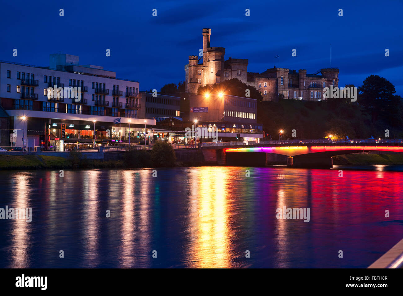 Fiume Ness a Inverness, notte, luci, Inverness, Highlands, Scotland, Regno Unito Foto Stock