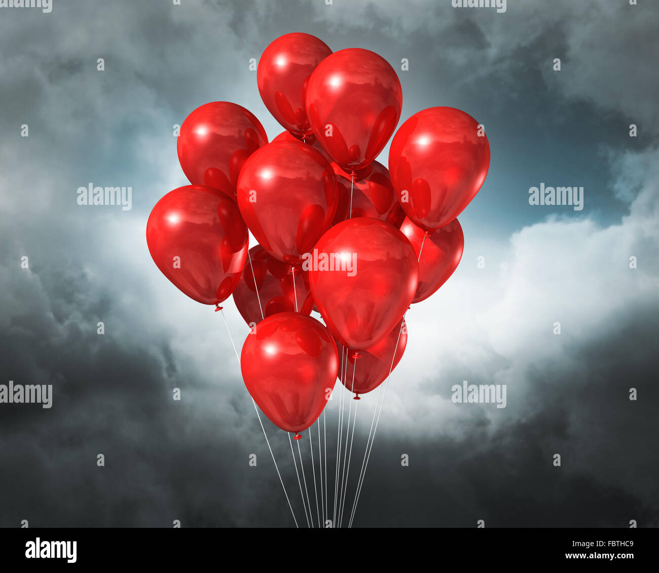 Palloncini rossi su un nuvoloso cielo drammatico Foto Stock