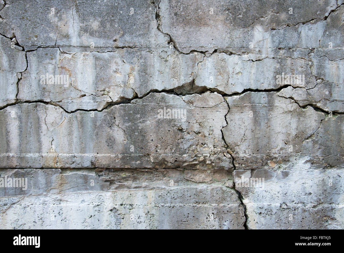 Un antico muro di cemento ha sviluppato molti la formazione di cricche interessanti modelli e design. Foto Stock