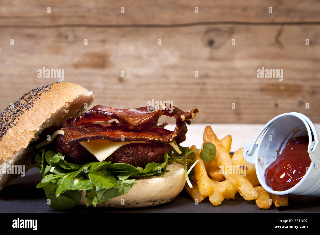 Fatti in casa la pancetta e formaggio hamburger Foto Stock