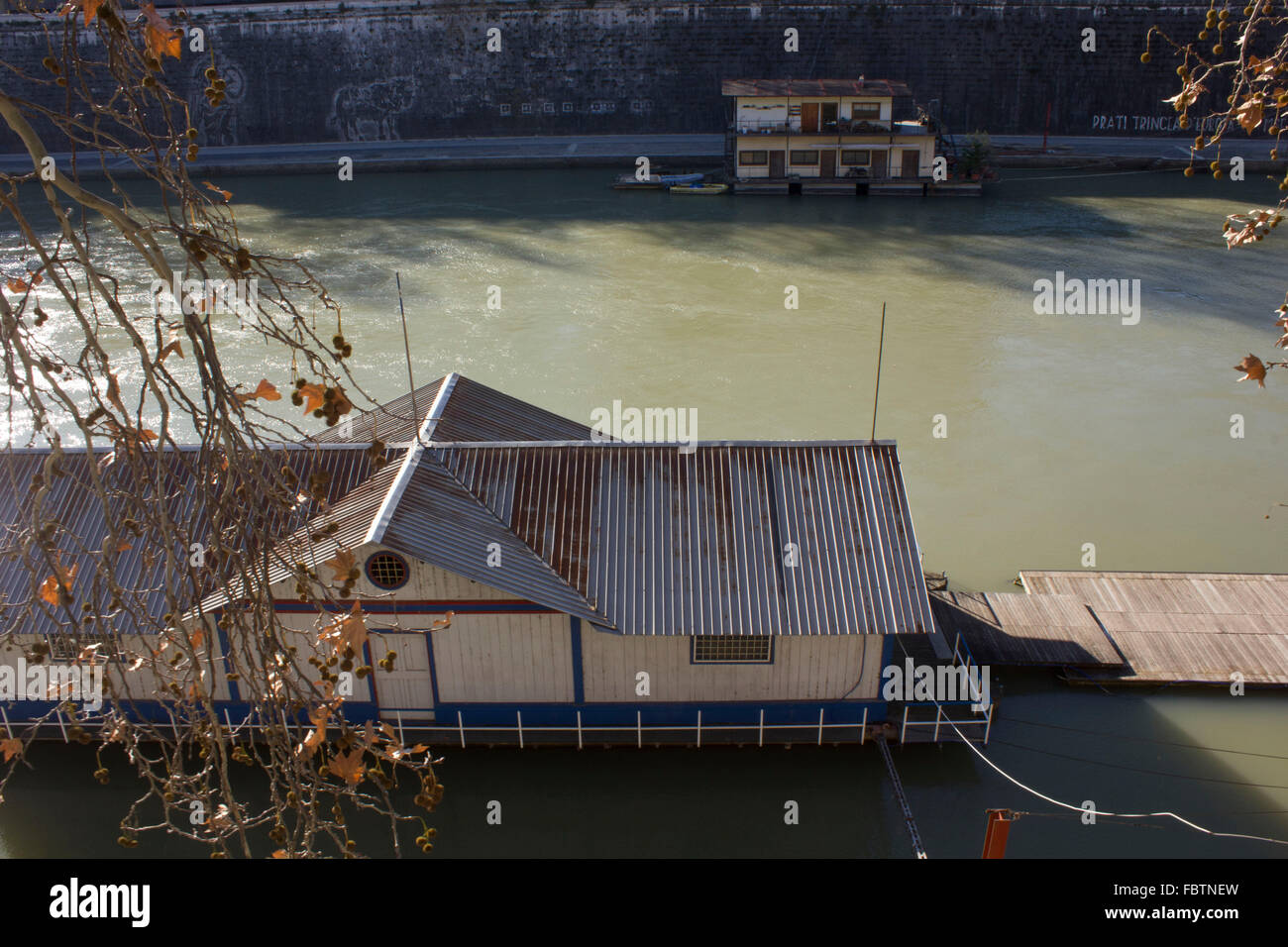 Casa galleggiante sul fiume Tevere, Roma, Italia Foto stock - Alamy