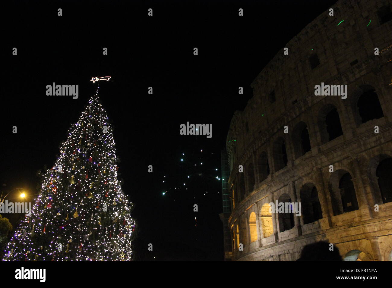Roma, Italia - 1 gennaio 2015: Capodanno in Roma, fuochi d'artificio al Colosseo con un albero di Natale sul suo lato Foto Stock