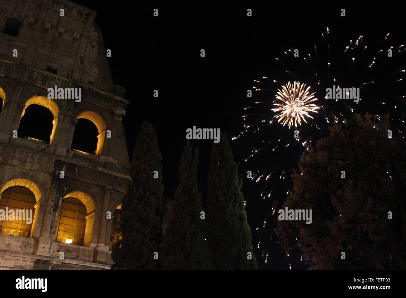 Roma, Italia - 1 gennaio 2015: Capodanno in Roma, fuochi d'artificio al colosseo Foto Stock