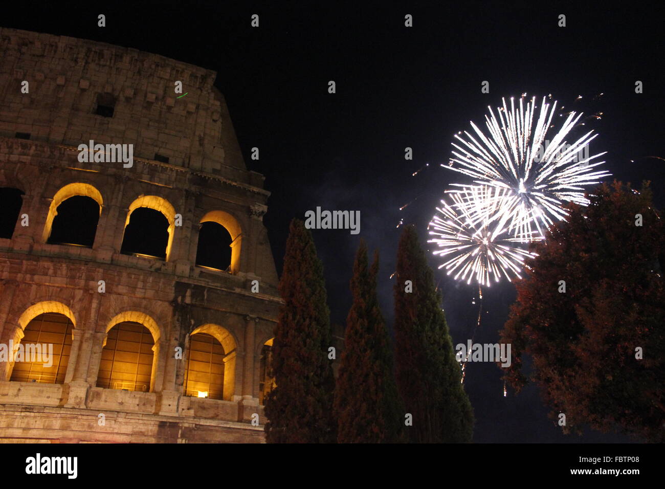 Roma, Italia - 1 gennaio 2015: Capodanno in Roma, fuochi d'artificio al colosseo Foto Stock