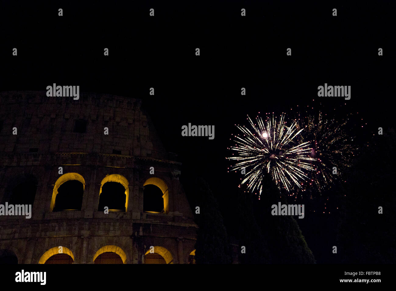 Roma, Italia - 1 gennaio 2015: Capodanno in Roma, fuochi d'artificio al colosseo Foto Stock