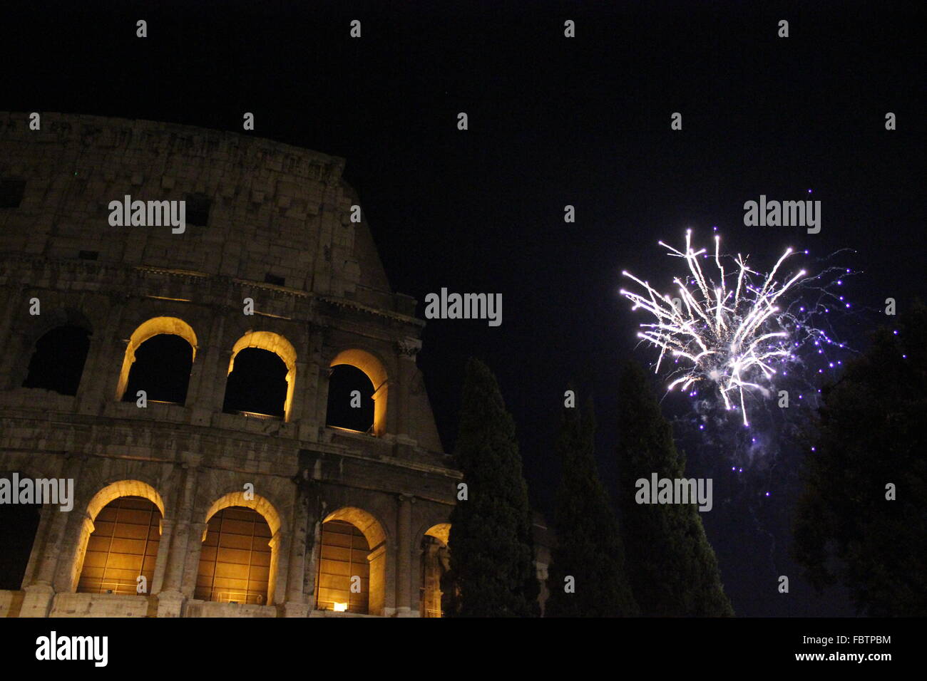 Roma, Italia - 1 gennaio 2015: Capodanno in Roma, fuochi d'artificio al colosseo Foto Stock