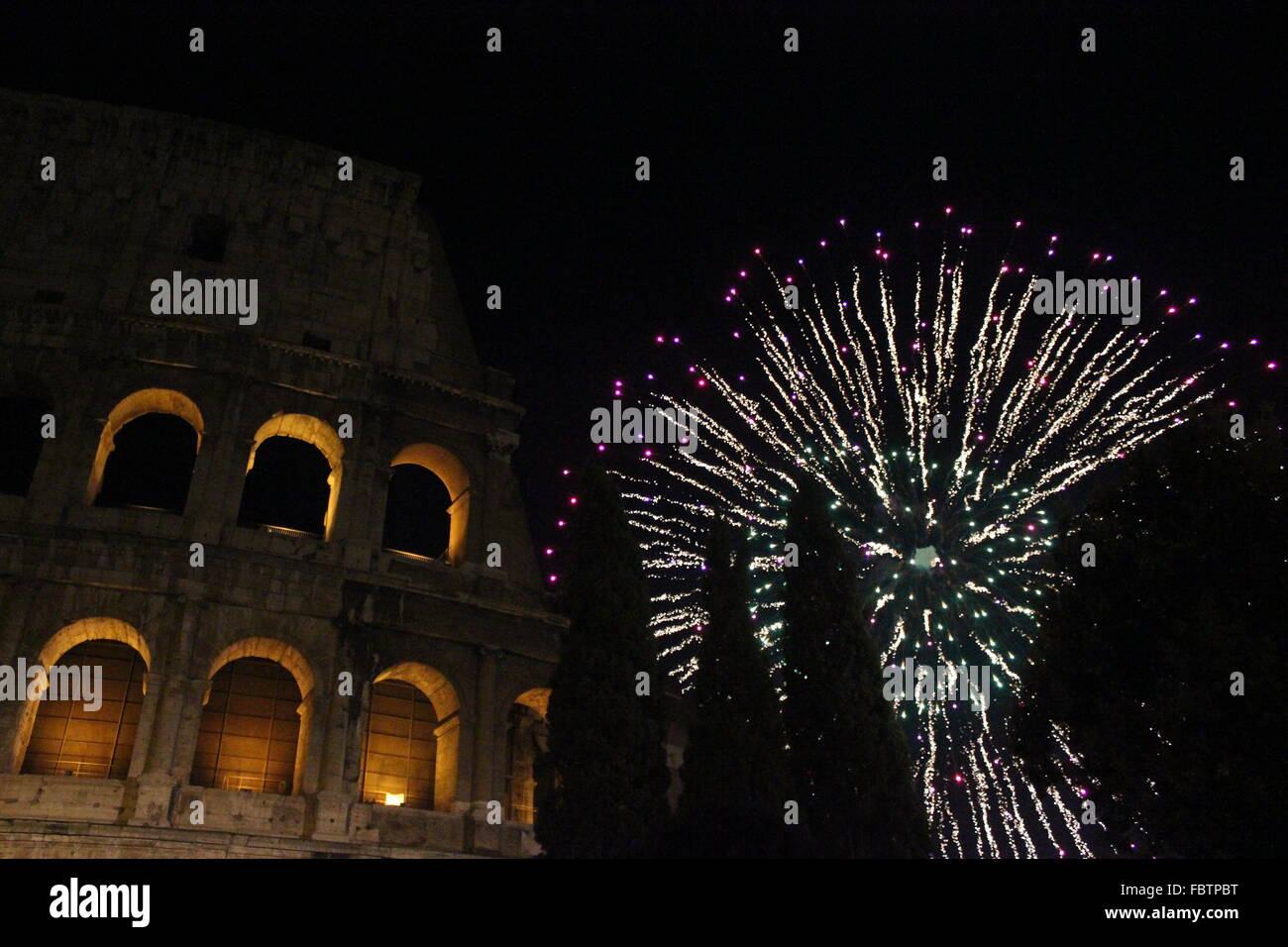Capodanno in Roma, fuochi d'artificio al Colosseo Foto Stock