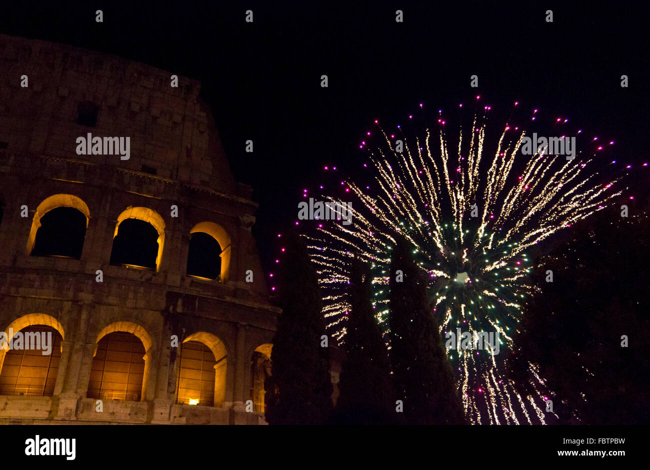 Capodanno in Roma, fuochi d'artificio al Colosseo Foto Stock
